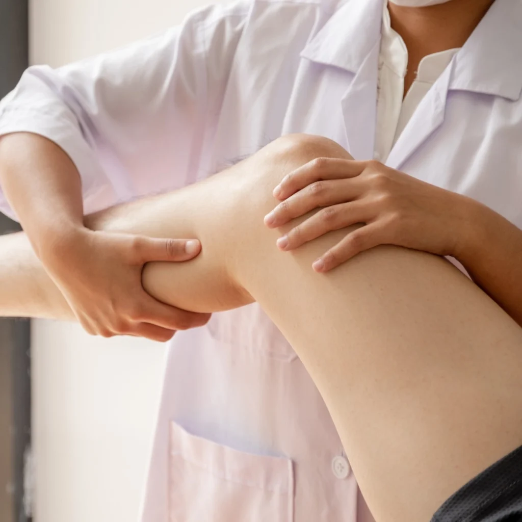 ฝังเข็มรักษาข้อเข่า ลดปวด ฟื้นฟูการเดิน